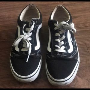 Black low top woman’s Vans
